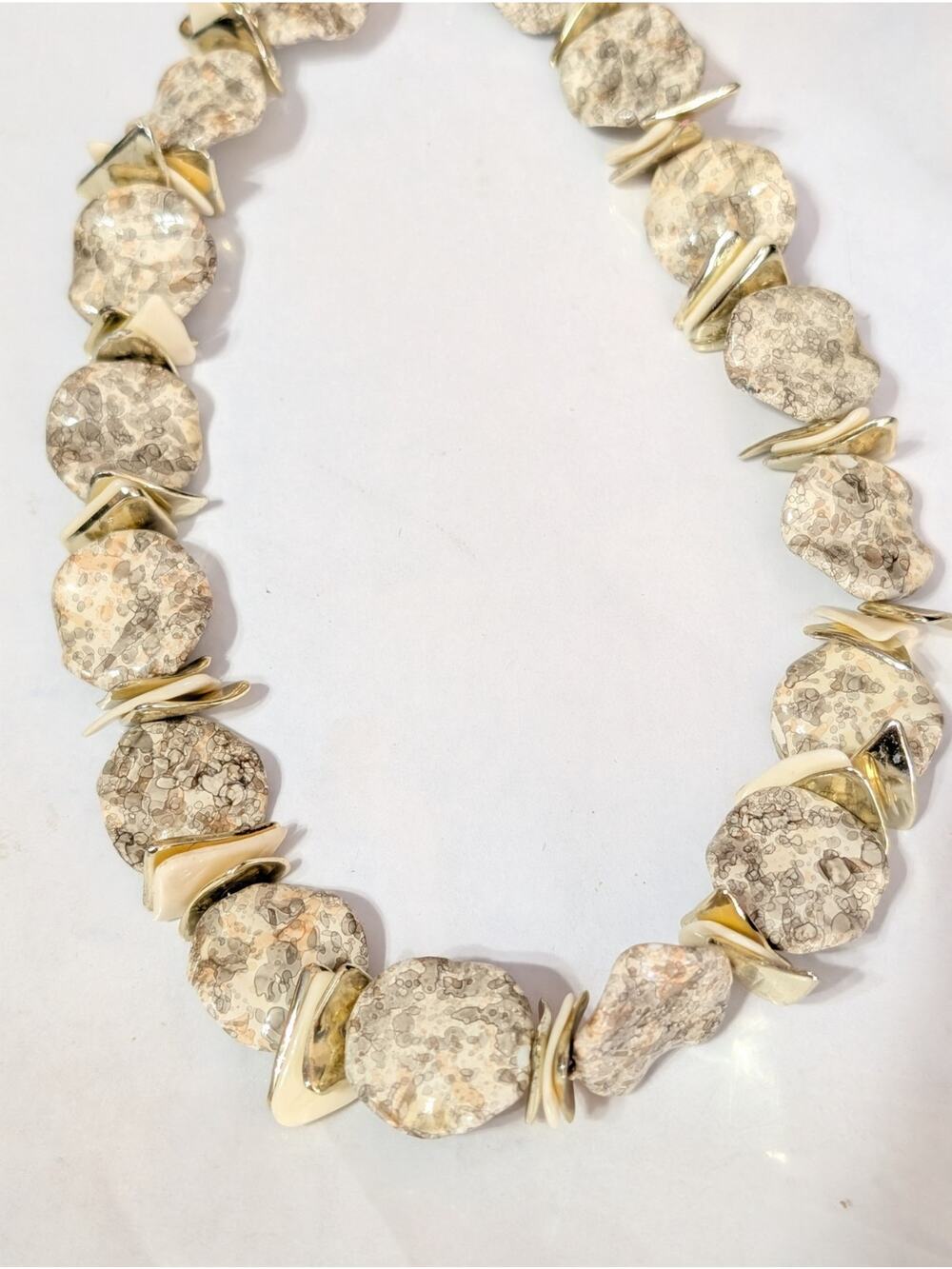 Funky Vintage Beaded Necklace Creamy White Gray Speckled Gold-tone 24" wh03-33